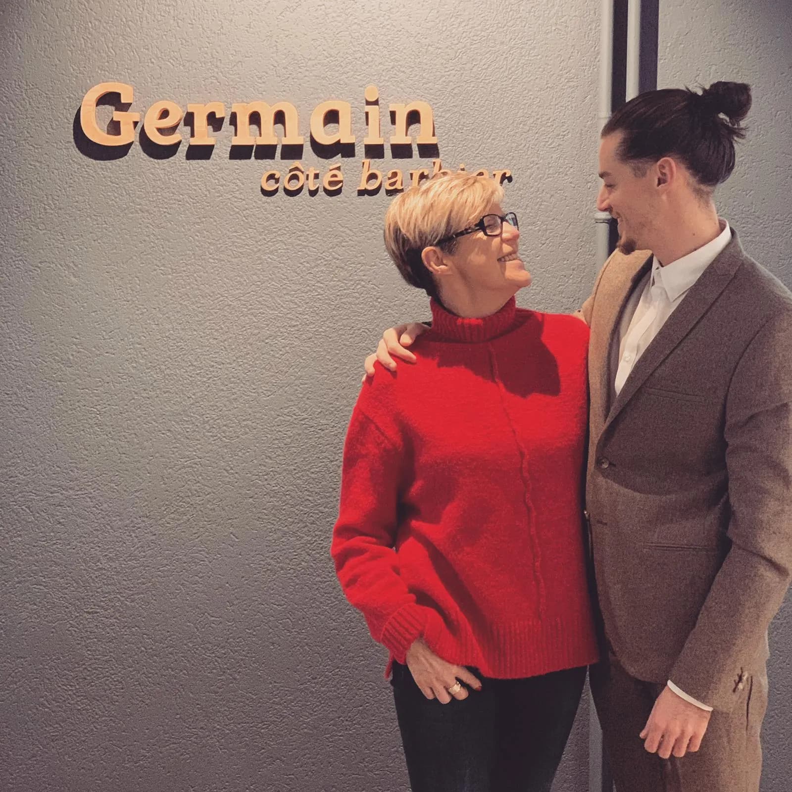 L'équipe du salon devant l'enseigne Germain côté barbier